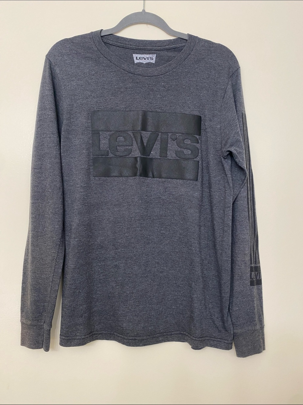 Levi's Men's Long-Sleeve Crewneck Tee in Charcoal Gray with Black Logo